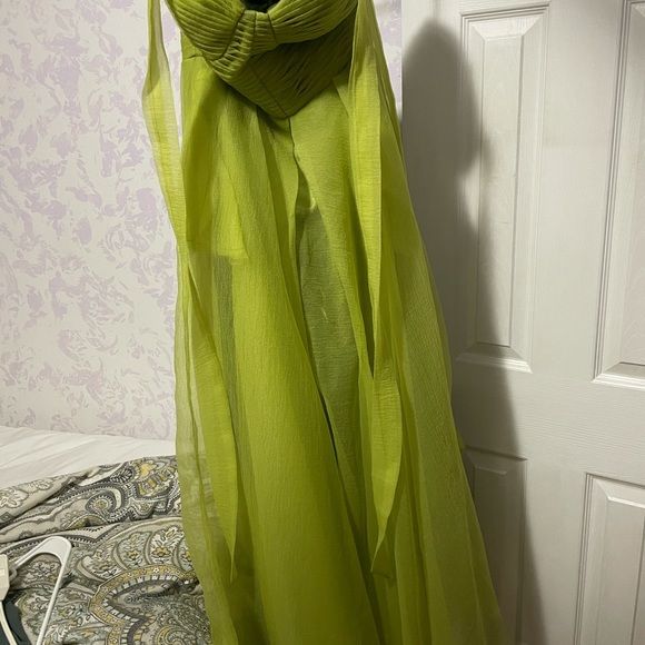 Green formal/prom dress with tie straps size 6 - Picture 8 of 8